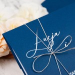 Klasyczne zaproszenia ślubne ze srebrnym wykończeniem - Blue Envelope