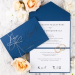 Klasyczne zaproszenia ślubne ze srebrnym wykończeniem - Blue Envelope