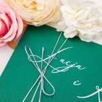 Klasyczne zaproszenia ślubne ze srebrnym wykończeniem - Green Envelope Silver - PRÓBKA