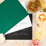 Klasyczne zaproszenia ślubne ze złotym wykończeniem - Green Envelope Gold