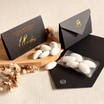 Podziękowania dla gości na urodziny - migdały w eleganckim czarnym etui kopertowym 