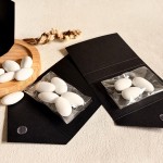 Podziękowania dla gości na urodziny - migdały w eleganckim czarnym etui kopertowym 