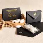 Podziękowania dla gości na urodziny - migdały w eleganckim czarnym etui kopertowym 