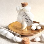 Podziękowania dla gości na Komunię – migdały w szklanym słoiczku z personalizowaną przywieszką