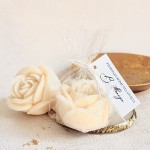 Podziękowania dla gości na Komunię – świeca sojowa róża w woreczku z personalizowaną przywieszką