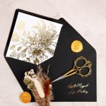 Minimalistyczne czarne zaproszenia ślubne ze złotą ramką i spinaczem - Black Destiny