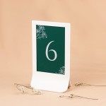 Numery stołów weselnych z delikatnym motywem gipsówki w białej ramce - Emerald