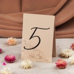 Numery stołów weselnych z delikatnymi kwiatami wolnostojące - Lily Beige