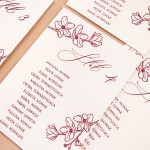 Plany stołów weselnych (rozmieszczenie gości) na pojedynczych kartach z bordowym nadrukiem - Orchid Ecru