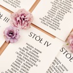 Plany stołów weselnych (rozmieszczenie gości) na pojedynczych kartach z czarnymi napisami - Blossom
