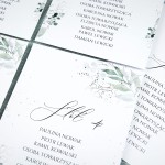 Plany stołów weselnych (rozmieszczenie gości) na pojedynczych kartach z motywami niebieskich listeczków - Green Calendar