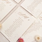 Plany stołów weselnych (rozmieszczenie gości) na pojedynczych kartach z motywem delikatnych kwiatów - Lily Ecru
