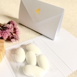 Podziękowania dla gości na Komunie - migdały w eleganckim etui kopertowym z gołębiem