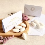 Podziękowania dla gości na Komunie - migdały w eleganckim etui kopertowym IHS