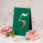 Pozłacane numery stołów weselnych na szmaragdowym papierze - Unity Green, Royal Green