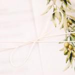 Rustykalne zaproszenia na Chrzest Święty z kalką i motywami gałązek oliwnych - Pure Olive