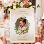 Tablica powitalna gości ze zdjęciem dziecka i bukietem białych kwiatów - Ornate