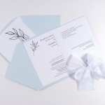 Zaproszenia Ślubne kopertowe z błękitną okładką i minimalistycznymi kwiatami - Light Blue