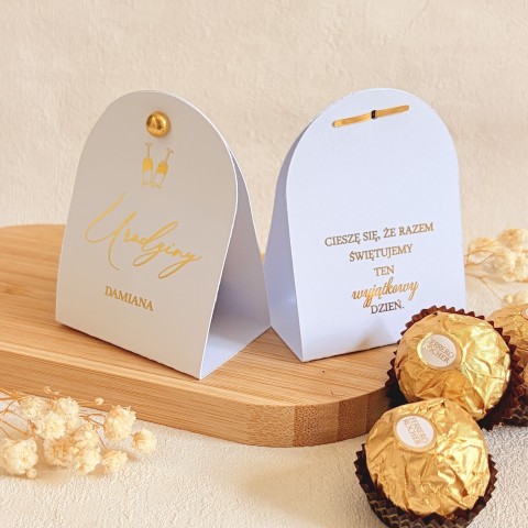 Podziękowania dla gości na Urodziny – czekoladka ferrero w personalizowanym białym etui