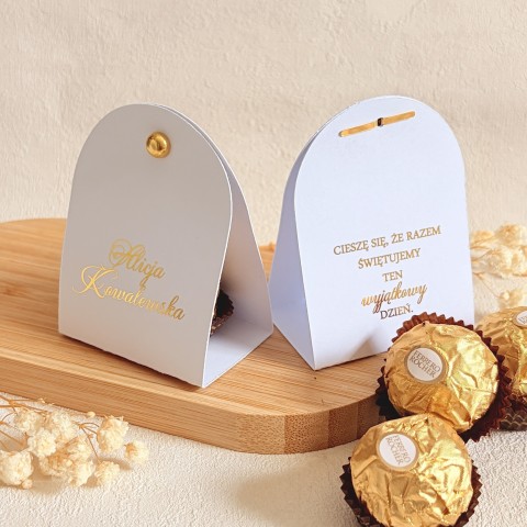 Podziękowania dla gości – czekoladka ferrero w personalizowanym białym etui z winietką 2w1
