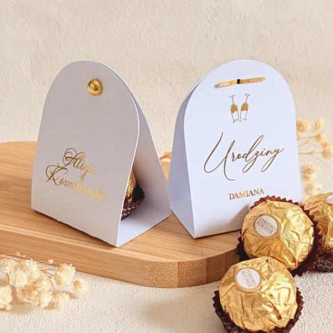 Podziękowania dla gości na Urodziny – czekoladka ferrero w personalizowanym białym etui z winietką