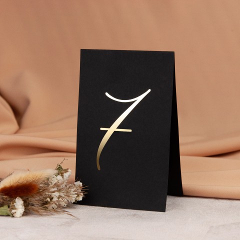 Eleganckie numery stołów weselnych ze złotym wykończeniem - Black Destiny
