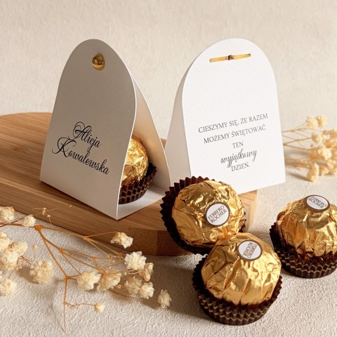 Podziękowania dla gości na ślub – czekoladka ferrero w personalizowanym białym etui z winietką