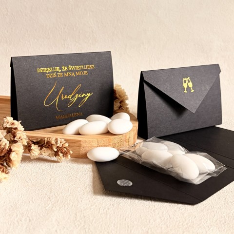 Podziękowania dla gości na urodziny - migdały w eleganckim czarnym etui kopertowym 