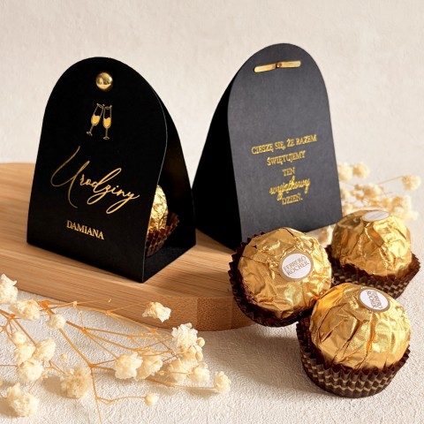 Podziękowania dla gości na Urodziny – czekoladka ferrero w personalizowanym czarnym etui