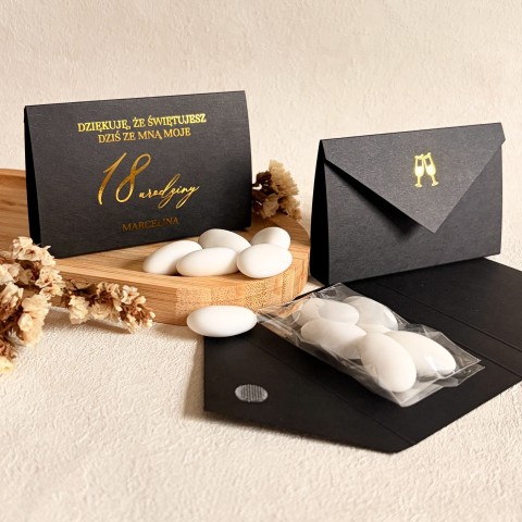 Podziękowania dla gości na urodziny - migdały w eleganckim czarnym etui kopertowym 