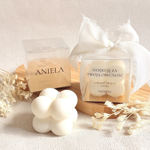 Podziękowania dla gości na Chrzest – świeca sojowa bubble w pudełeczku z szyfonową wstążką