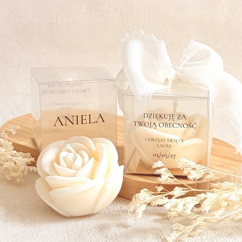 Podziękowania dla gości na Chrzest – świeca sojowa róża w pudełeczku z szyfonową wstążką