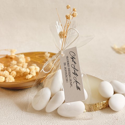 Podziękowania dla gości na Chrzest – migdały w woreczku z personalizowaną przywieszką