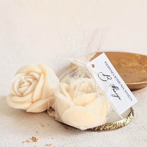 Podziękowania dla gości na Komunię – świeca sojowa róża w woreczku z personalizowaną przywieszką
