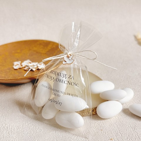 Podziękowania dla gości na Komunię – migdały w woreczku z przywieszką gołębia