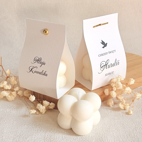 Podziękowania dla gości na Chrzest – świeca sojowa bubble w białym etui z winietką