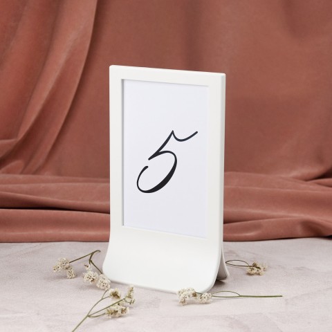 Minimalistyczne numery stołów weselnych w białej ramce - Destiny