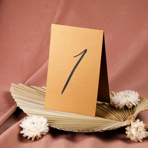 Numery stołów weselnych w kolorze starego złota wolnostojące - Gold Envelope
