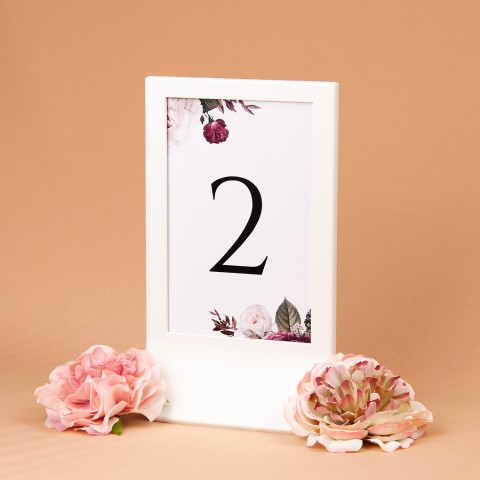 Numery stołów weselnych z białymi i bordowymi kwiatami w białej ramce - Rose & White, Maroon Flowers
