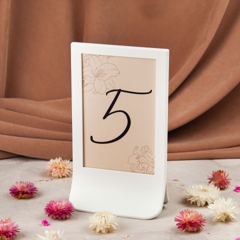 Numery stołów weselnych z delikatną grafiką kwiatów w białej ramce - Lily Beige