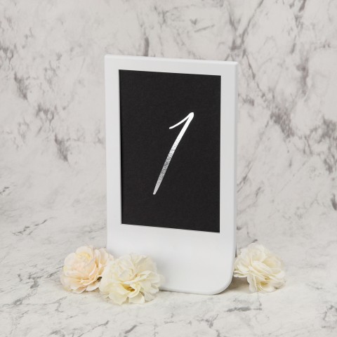 Numery stołów weselnych ze srebrnym wykończeniem w białej ramce - Black Envelope Silver