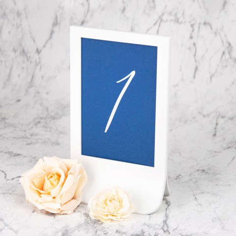 Numery stołów weselnych ze srebrnym wykończeniem w białej ramce - Blue Envelope