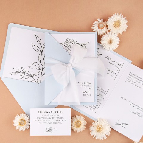 Zaproszenia Ślubne kopertowe z błękitną okładką i minimalistycznymi kwiatami - Light Blue