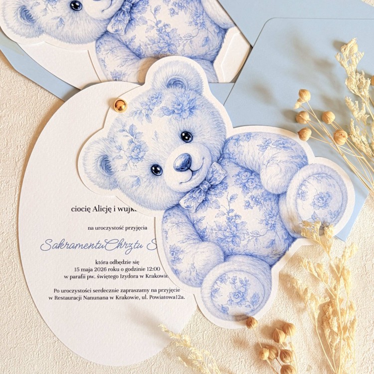 Zaproszenia na chrzest na fakturowanym papierze z niebieskim misiem i złotym pinem- Blue Toile Teddy