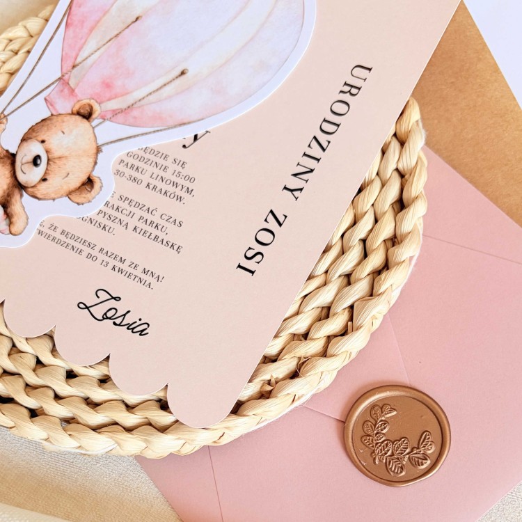 Zaproszenia na urodziny dziecka z różowym misiem w balonie i złotym pinem - Pink Teddy Balloon