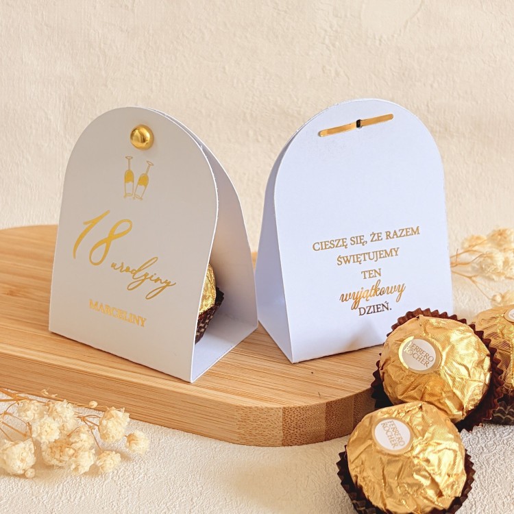 Podziękowania dla gości na 18 urodziny – czekoladka ferrero w personalizowanym białym etui