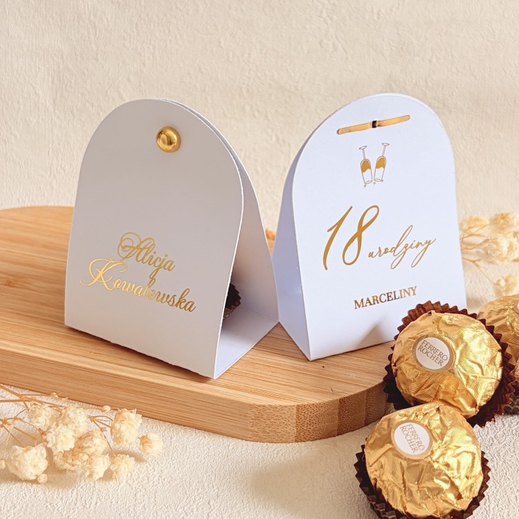 Podziękowania dla gości na 18 urodziny – czekoladka ferrero w personalizowanym białym etui z winietką