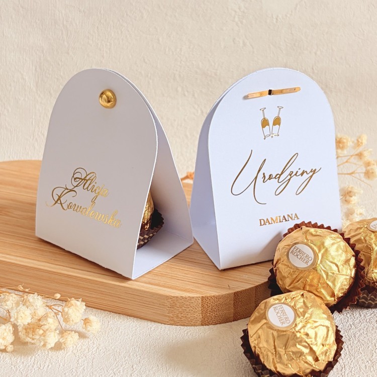 Podziękowania dla gości na Urodziny – czekoladka ferrero w personalizowanym białym etui z winietką