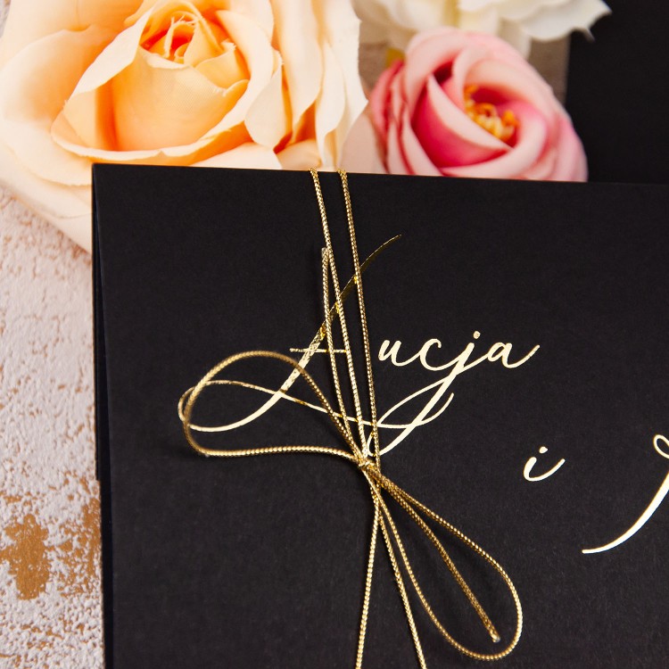 Czarne kopertowe zaproszenia ślubne ze złotym wykończeniem - Black Envelope Gold