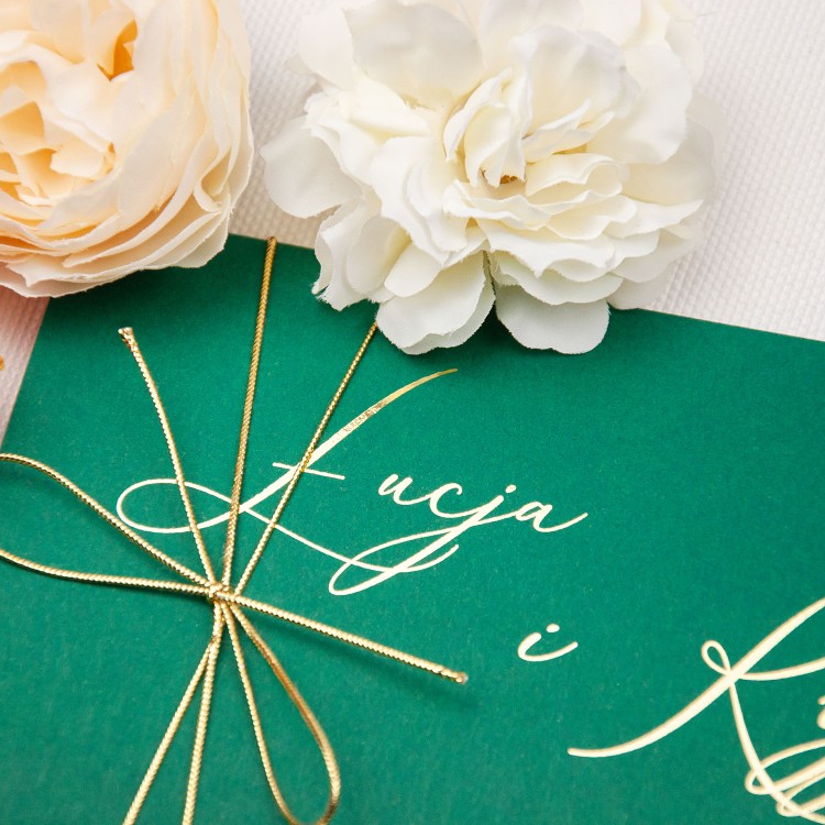 Klasyczne zaproszenia ślubne ze złotym wykończeniem - Green Envelope Gold - PRÓBKA